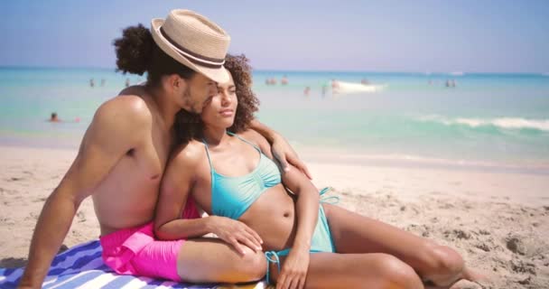 Para odpoczywająca na plaży — Wideo stockowe