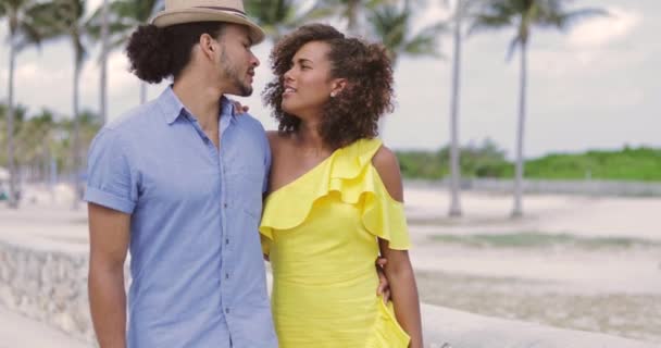 Casal de ligação com os olhos fechados — Vídeo de Stock