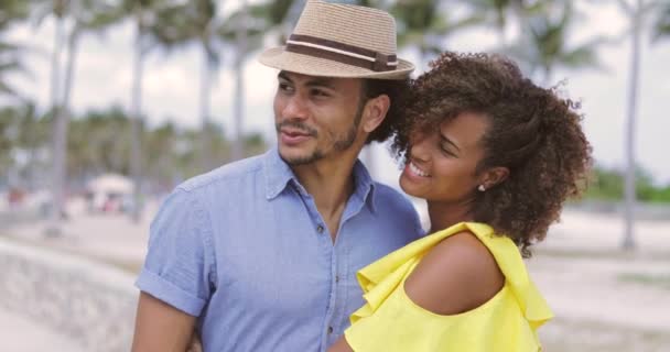 Couple debout dans le parc — Video