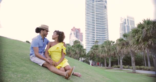 Feliz casal étnico na grama — Vídeo de Stock