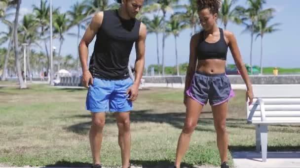 Pár dělá fitness v parku — Stock video