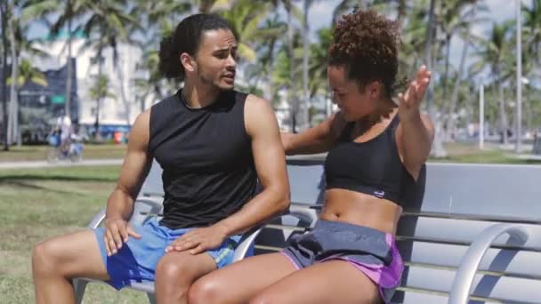 Žena zobrazeno biceps na přítele — Stock video