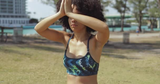 Conteúdo mulher negra meditando com os olhos fechados — Vídeo de Stock