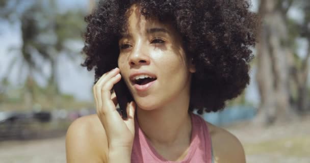 Conteúdo mulher étnica falando por telefone — Vídeo de Stock