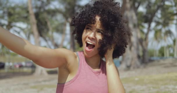 Encantadora mujer negra posando para selfie en el parque — Vídeo de stock