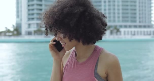 Preto menina ter telefone chamada no mar — Vídeo de Stock