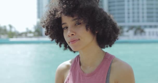 Szép etnikai nő napsütésben — Stock videók