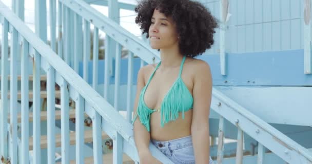 Обаятельная чернокожая женщина на пляже — стоковое видео