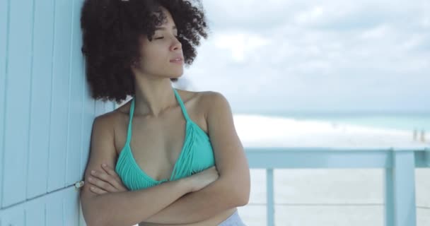 수영복에 자신감 젊은 흑인 여자 — 비디오
