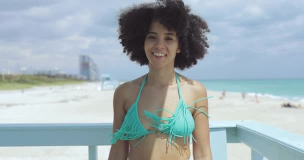 Χαρούμενα μαύρη γυναίκα στο φως του ήλιου στην παραλία — Αρχείο Βίντεο
