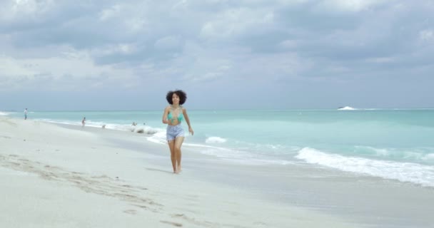 Fröhliches Mädchen läuft an tropischer Küste — Stockvideo