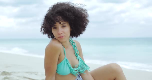 Belle contenu fille noire sur le rivage — Video