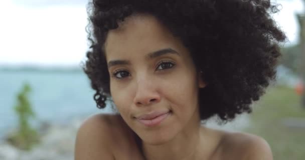 Csinos, fiatal nő, a szél — Stock videók