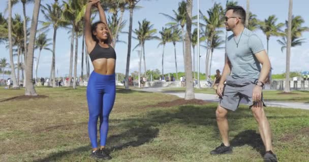 Mujer contenta haciendo ejercicio con el hombre — Vídeos de Stock