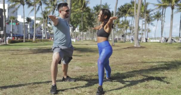 Pareja alegre practicando deporte juntos — Vídeos de Stock