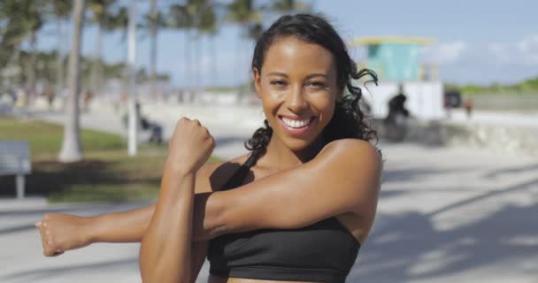 Fille gaie échauffement dans le parc — Video