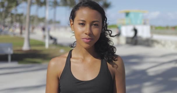 Mujer negra bonita en ropa deportiva — Vídeo de stock