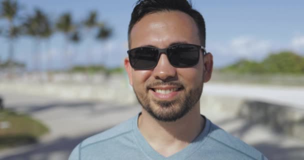 Випадковий чоловік в сонцезахисних окулярах зовні — стокове відео