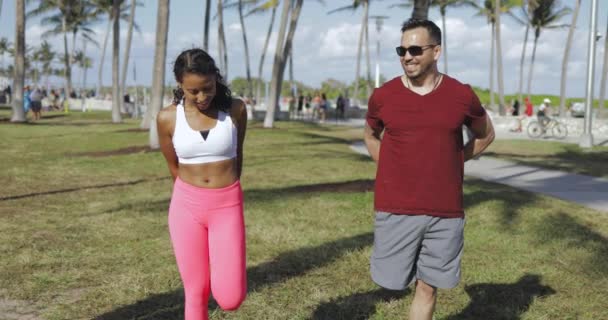 Man en vrouw opleiding in groen park — Stockvideo