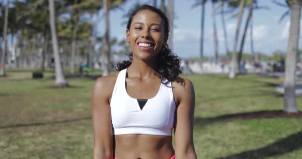 日当たりの良い公園でトレーニングの黒人女性をリラックス — ストック動画