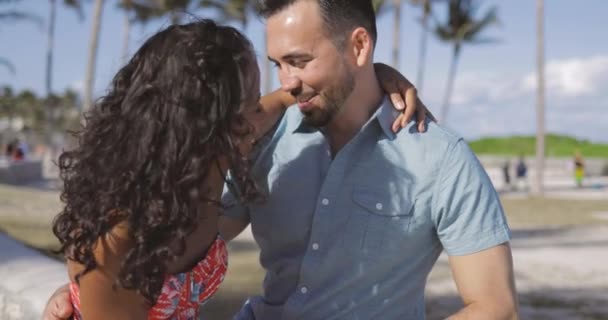 Tierna pareja diversa divirtiéndose en la playa — Vídeo de stock