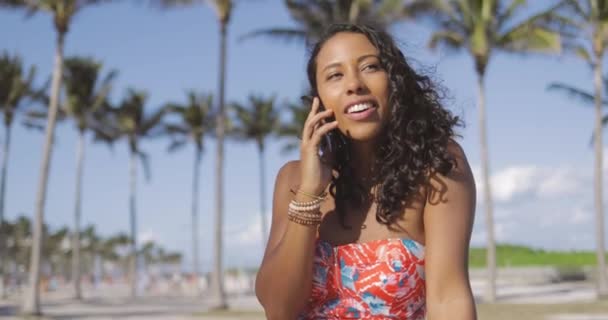 Vrij etnische vrouw praten over smartphone in de zomer — Stockvideo