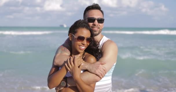 拥抱不同的情侣在海岸线上 — 图库视频影像