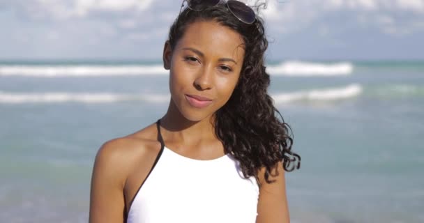 Beautiful black woman in bikini on beach — Stock Video