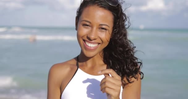 Skrattande svart kvinna i baddräkt på stranden — Stockvideo