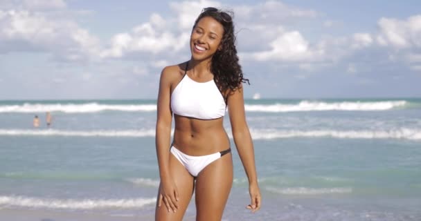 Schöne fit schwarze Mädchen am Strand — Stockvideo