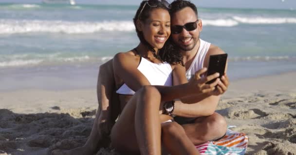 Lyckliga olika par tar selfie på stranden — Stockvideo