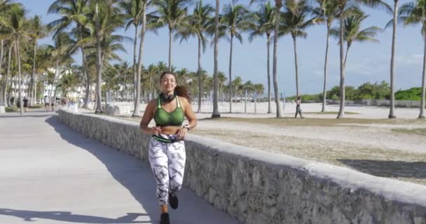 Femme sportive jogging dans le parc — Video