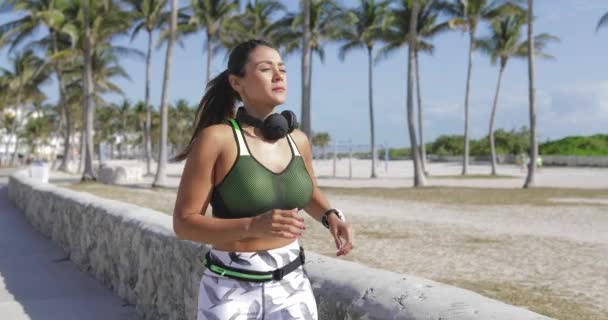 Ajuste jogging jovem mulher — Vídeo de Stock