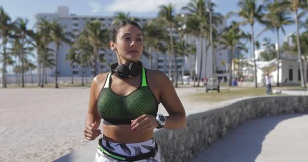 Femme sportive faisant du jogging dans le parc — Video