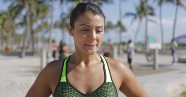 Mujer haciendo ejercicio y mirando hacia otro lado — Vídeos de Stock