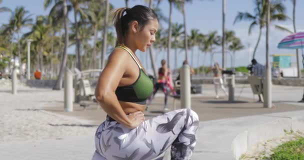 Žena stojící a cvičit v parku — Stock video
