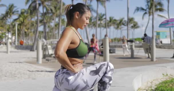 Woman standing and working out in park — Stock Video