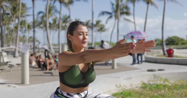 Woman bobbing with hands straight — Stock Video