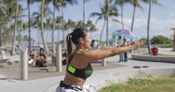 Mujer flexión de rodilla en el parque — Vídeos de Stock