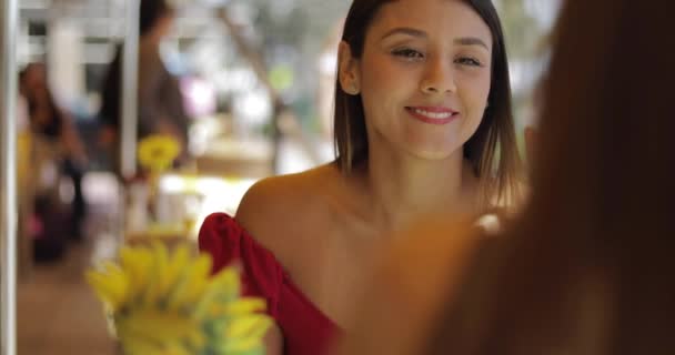 Femme souriante avec un ami dans un café extérieur — Video