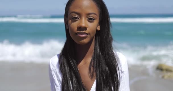 Весела чорношкіра молода жінка в океані — стокове відео