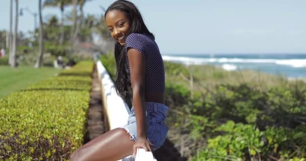Veselá černá žena na plot rezidence — Stock video