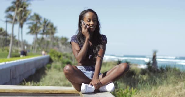 Mujer bonita negro hablando por teléfono en la valla — Vídeos de Stock