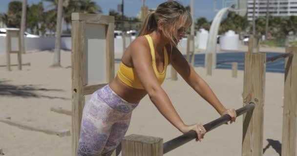 女性のビーチのジムでトレーニング — ストック動画