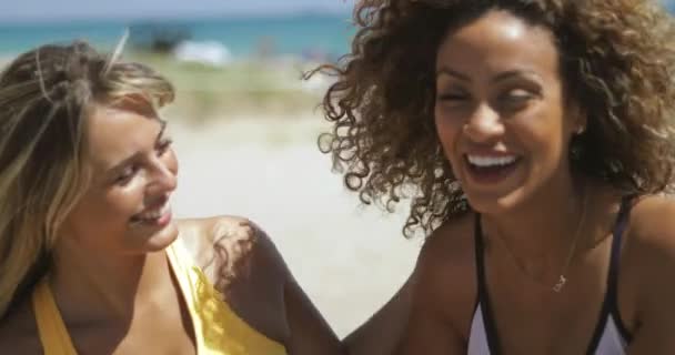 Faire place à des femmes heureuses et diversifiées sur la plage — Video