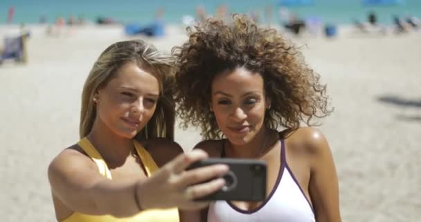 Sportovní ženy užívající selfie na pláži — Stock video