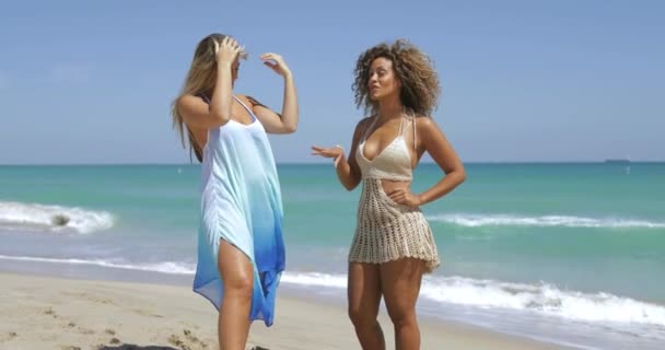 Mulheres relaxantes elegantes na praia de areia — Vídeo de Stock
