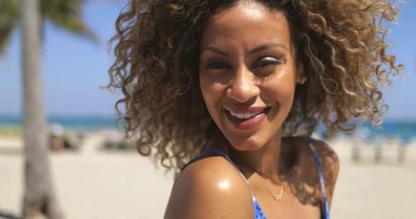 Bright African American woman in tropical sunshine — Stock Video