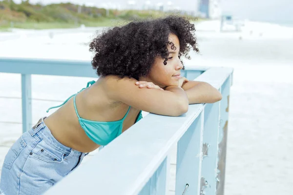 Menina preta bonita desfrutando de vista na praia — Fotografia de Stock