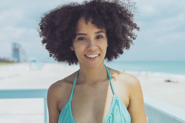 Femme noire joyeuse sous la lumière du soleil sur la plage — Photo